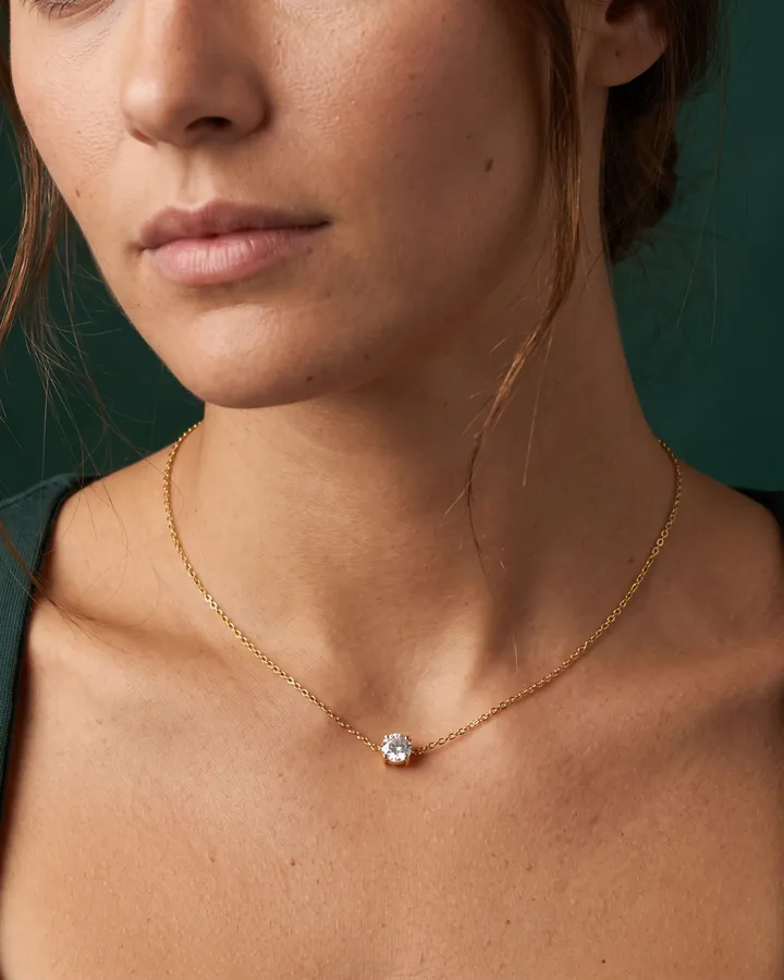 Gouden ketting van Zela Atelier, gedragen
