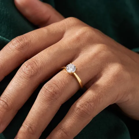 Ring met steen van Zela Atelier, gedragen